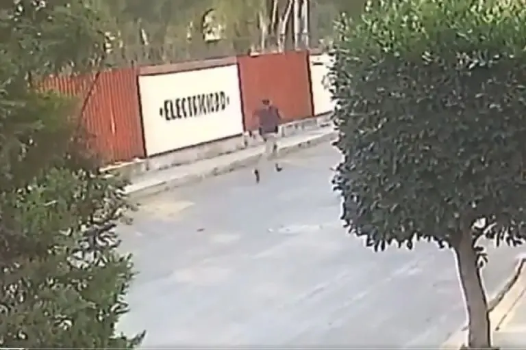 Ladrón huye con ayuda de policías - Tomada de video