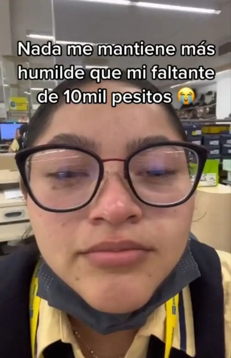 Cajera de Coppel llora por faltante de 10 mil pesos (TikTok)