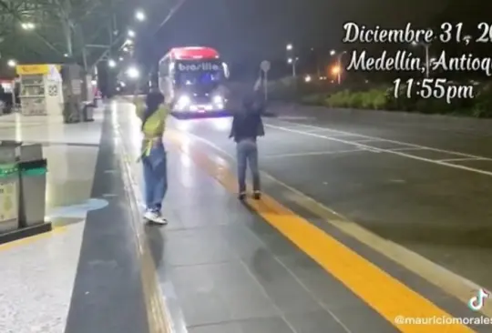 Hijos de chofer lo sorprenden en la terminal para festejar año nuevo VIDEO Hijos de chofer lo sorprenden en la terminal para festejar año nuevo VIDEO