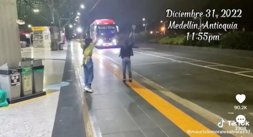 Hijos de chofer lo sorprenden en la terminal para festejar a&ntilde;o nuevo VIDEO