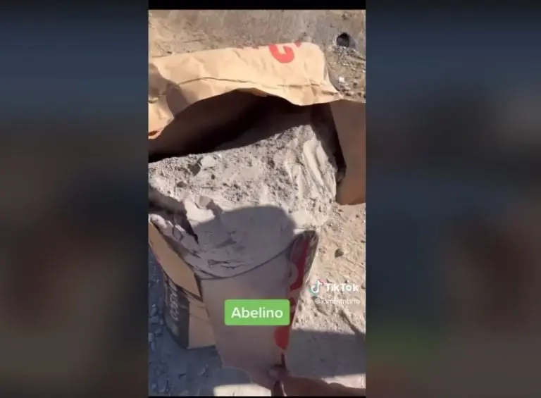 Albañil carga costal de cemento con los dientes (TikTok)