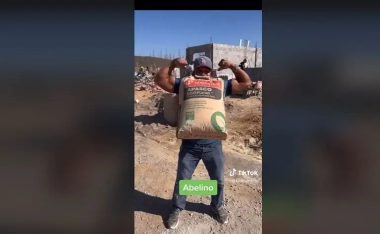 Albañil carga costal de cemento con los dientes (TikTok)