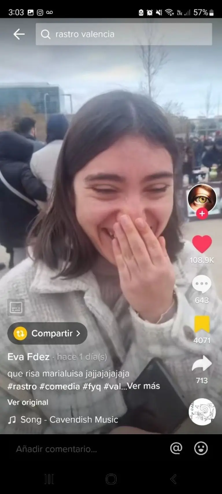 Joven encuentra cuadro de su familia en mercado de antigüedades - Tomada de video