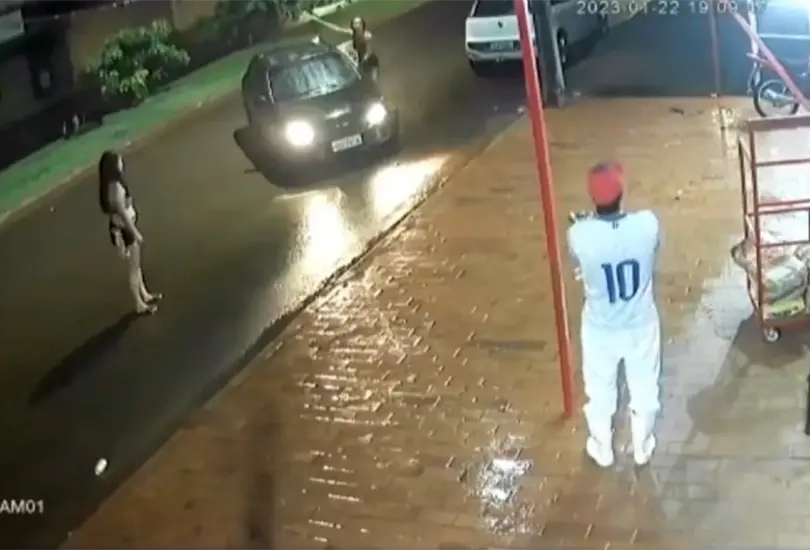 El sujeto sufri&oacute; fracturas en cadera y torso luego de que su hijastra lo embistiera con un auto en venganza por maltratar a su madre.