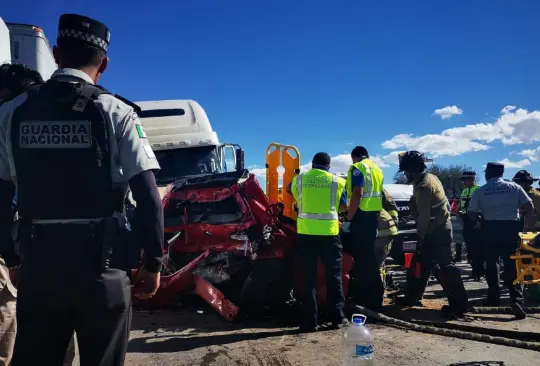 Autoridades reportaron 10 personas lesionadas y el deceso de un bebé de dos años sobre la carretera 57, en San Juan del Río, Querétaro. Autoridades reportaron 10 personas lesionadas y el deceso de un bebé de dos años sobre la carretera 57, en San Juan del Río, Querétaro.