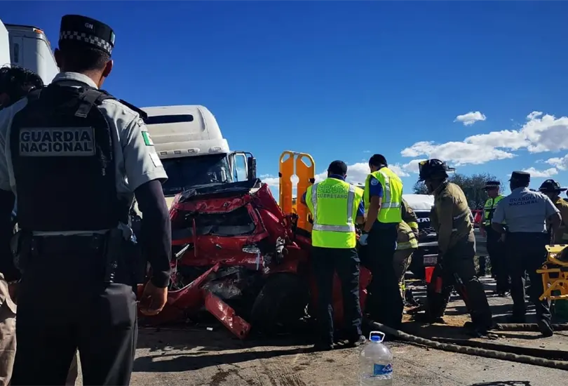 Autoridades reportaron 10 personas lesionadas y el deceso de un bebé de dos años sobre la carretera 57, en San Juan del Río, Querétaro. Autoridades reportaron 10 personas lesionadas y el deceso de un bebé de dos años sobre la carretera 57, en San Juan del Río, Querétaro.