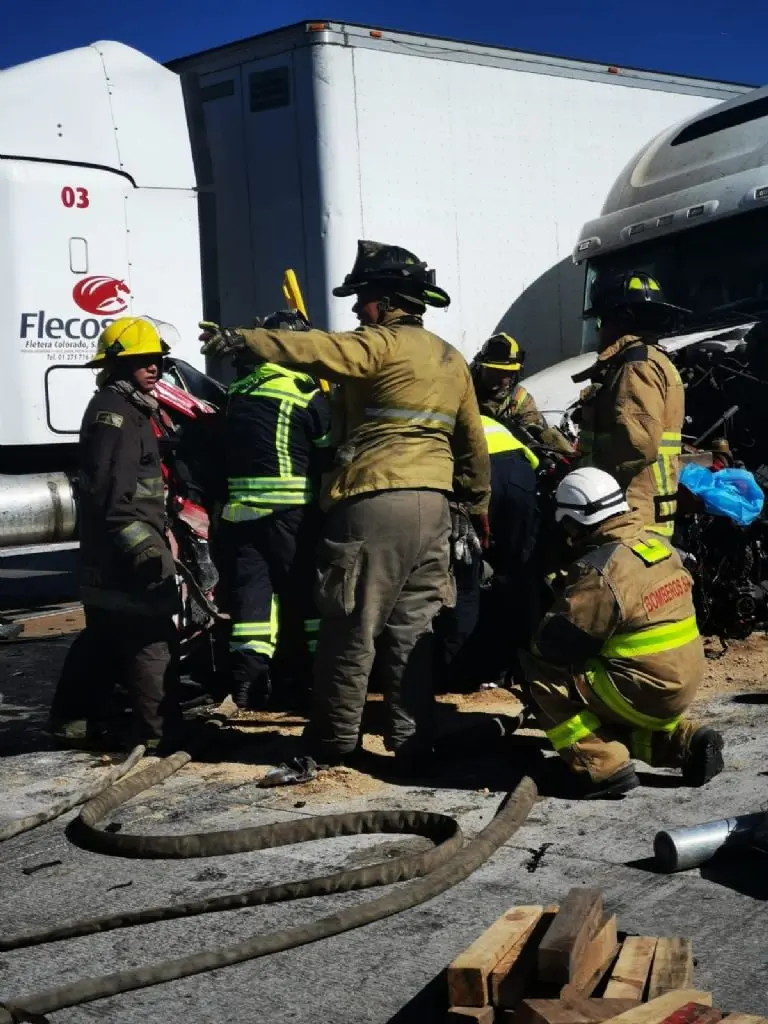 Al lugar del accidente acudieron elementos de seguridad de carreteras federales. Imagen: @PCIVILQRO