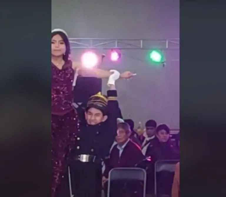 Chambelán sufre al cargar a quinceañera (TikTok)