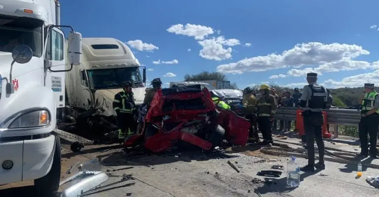 Elementos de la Guardia Nacional realizaron un cierre vehicular momentáneo en el lugar del accidente. Imagen: @PCIVILQRO