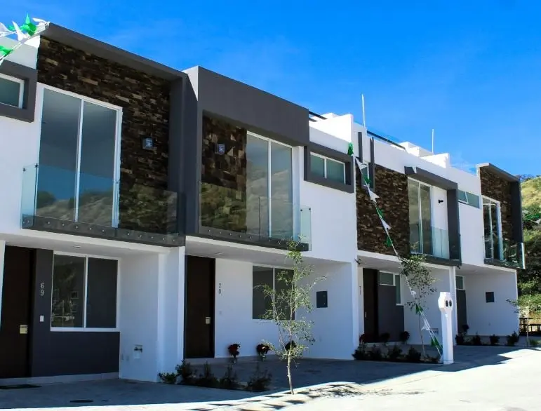 Fue socio de la empresa JDOBLECG S.A. de C.V. con el 80% de las acciones. Estaba inscrita en la ciudad de Guadalajara.