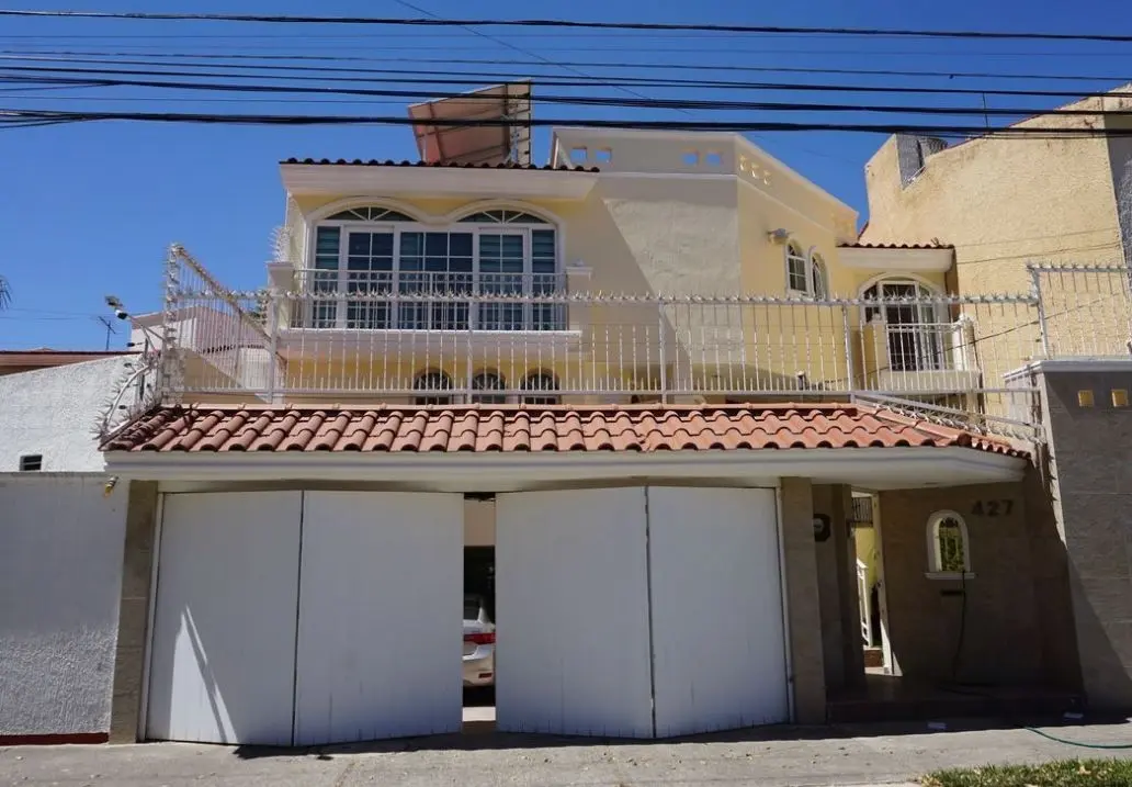 En dicha empresa se dedicaba al negocio de la compra, venta y arrendamiento de bienes inmuebles.Sin embargo, luego de tres años en operaciones, comenzó con la disolución.