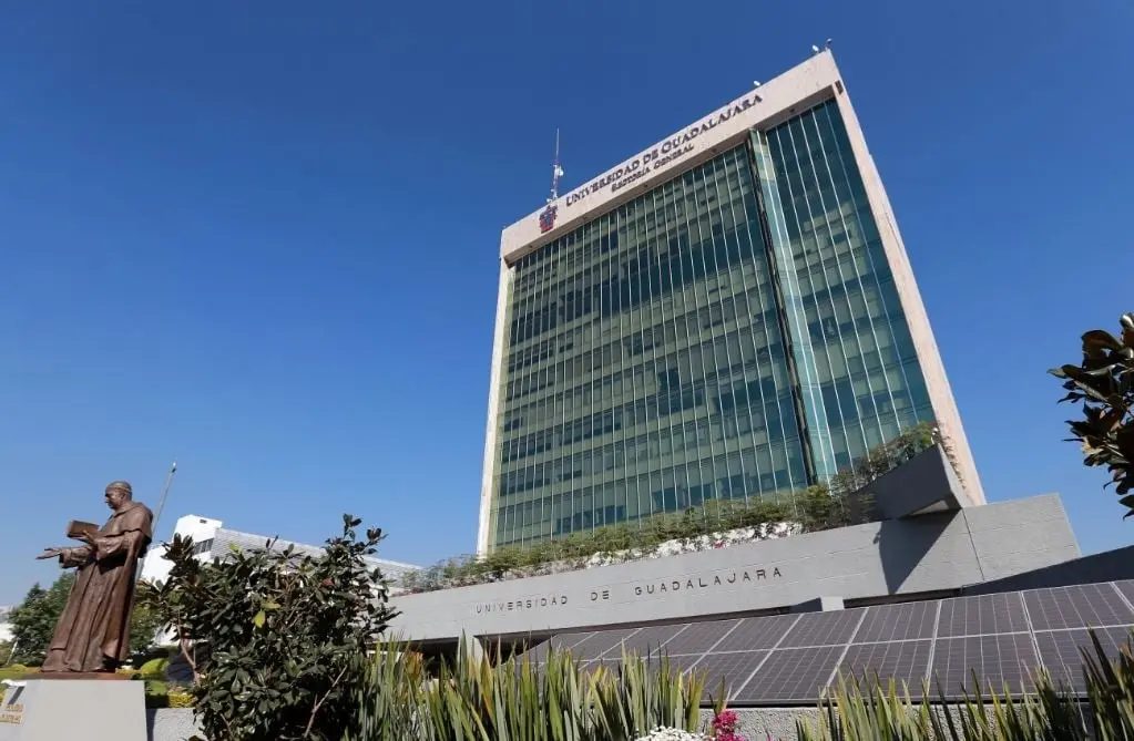 Alejandrina, quien es la hija mayor de 'El Chapo', se graduó como médico cirujano en el 2005 por la Universidad de Guadalajara.