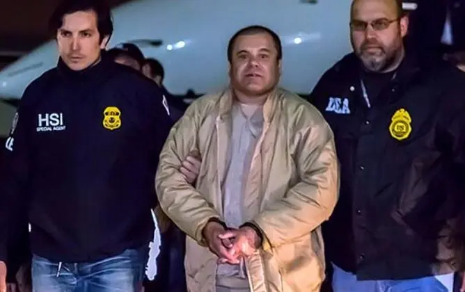  'El Chapo' Guzmán cumple una sentencia de cadena perpetua en una cárcel de Estados Unidos, acusado de tráfico de drogas.
