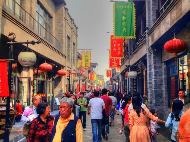 La capital de China tiene 21.33 millones de habitantes. 