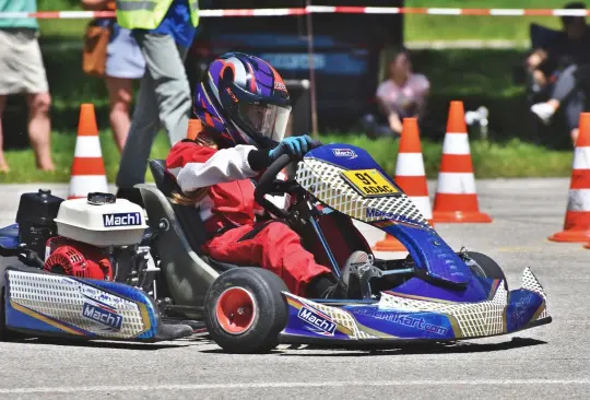 La joven, identificada como  Kristen Goven se encontraba en un parque de diversiones disfrutando de automóviles en una pista de carreras cuando su cabello se atoró con el motor del vehículo