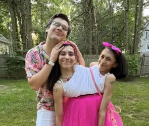 Siamesa le pide permiso a su hermana para tener intimidad con su novio