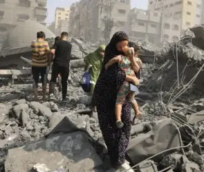 Guerra Israel - Hamás: rescatan a mujer con su bebé en brazos de entre los escombros en Gaza
