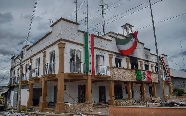 Uno de los grupos retuvo a un aproximado de 60 personas, 15 fueron liberadas y se espera que en las siguientes horas liberen a las dem&aacute;s. 