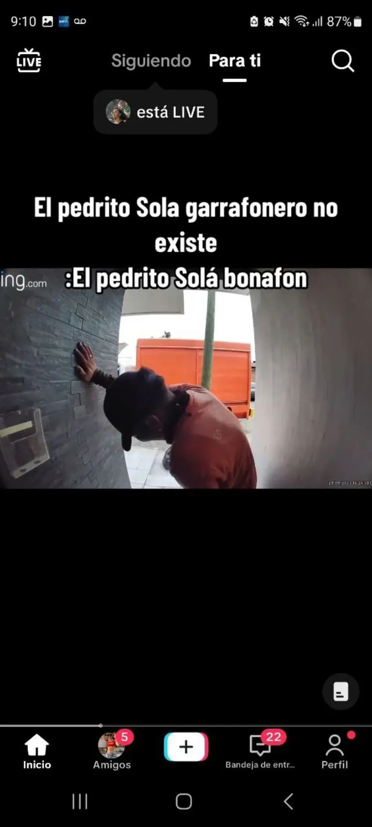 Repartidor aplica un Pedrito Sola - Tomada de video