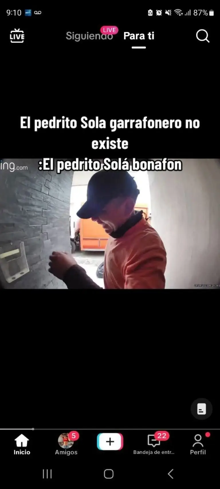 Repartidor aplica un Pedrito Sola - Tomada de video