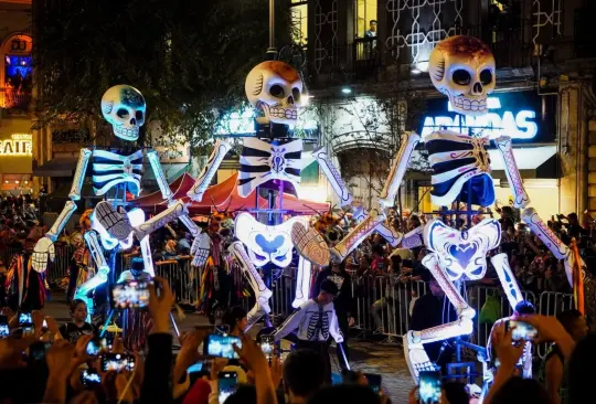 El Gran Desfile de Día de Muertos de México, una de las atracciones más importantes de los festejos de noviembre, vuelve a la capital del país acompañado de sus clásicos carros alegóricos