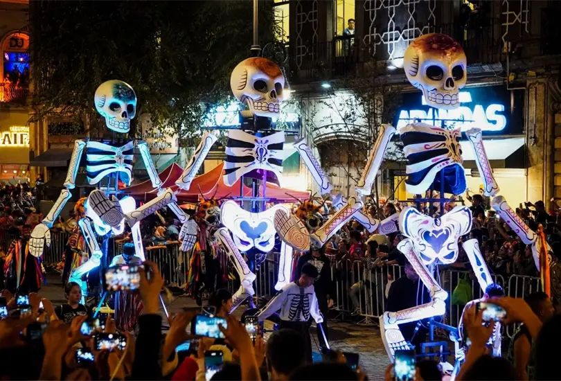 El Gran Desfile de D&iacute;a de Muertos de M&eacute;xico, una de las atracciones m&aacute;s importantes de los festejos de noviembre, vuelve a la capital del pa&iacute;s acompa&ntilde;ado de sus cl&aacute;sicos carros aleg&oacute;ricos