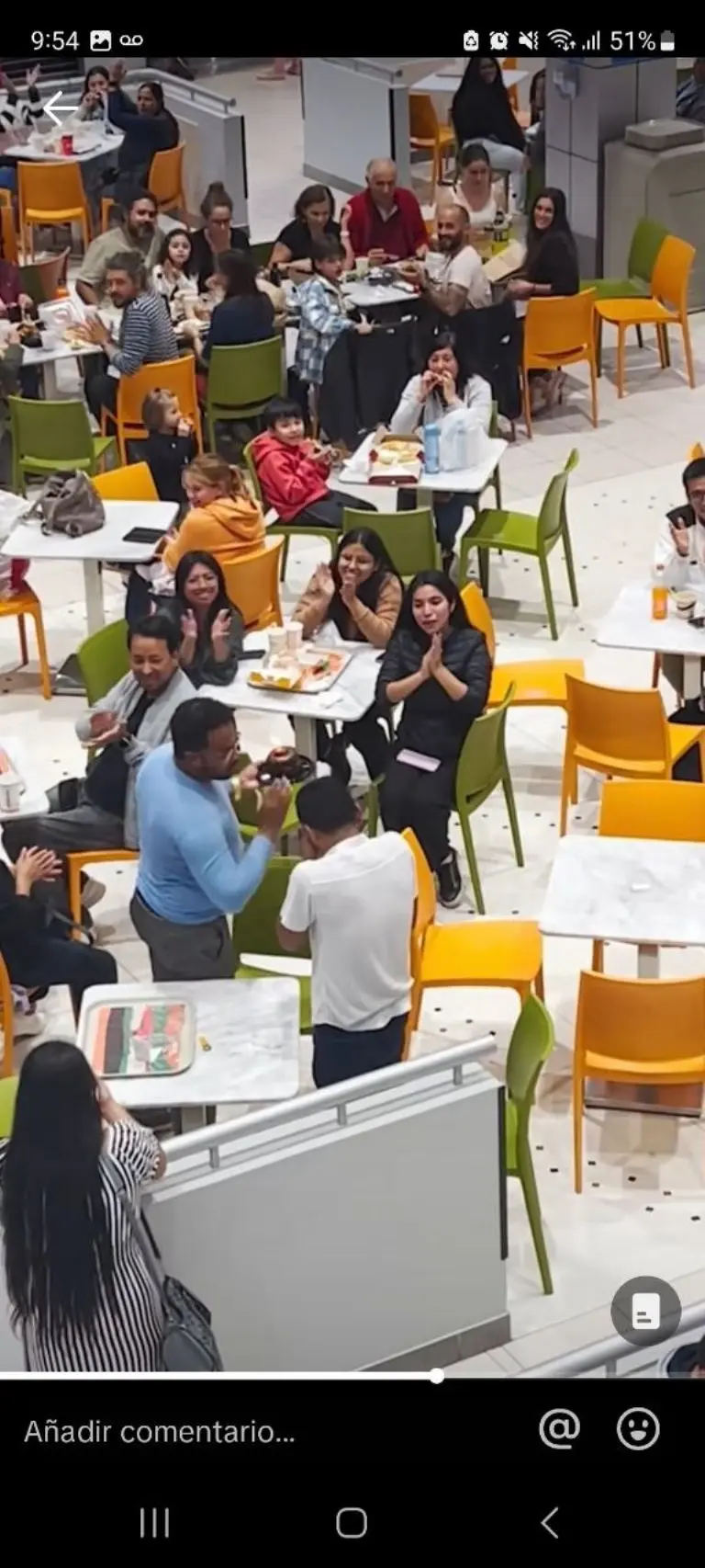 Novia y amigo dejan plantado a joven en su cumpleaños - Tomada de video