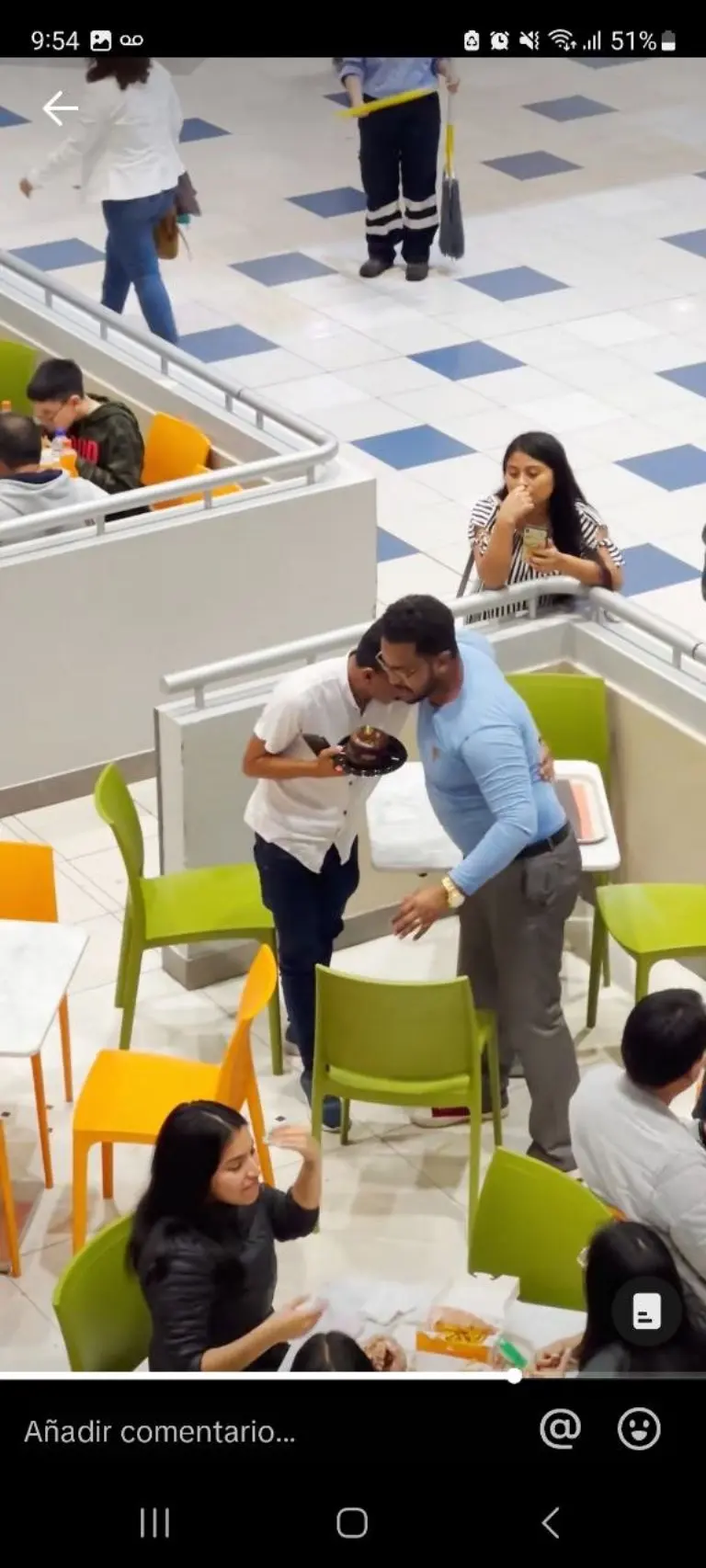 Novia y amigo dejan plantado a joven en su cumpleaños - Tomada de video
