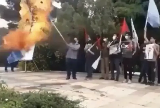 VIDEO: Palestino prende fuego a bandera de Israel pero se incendia él mismo. 