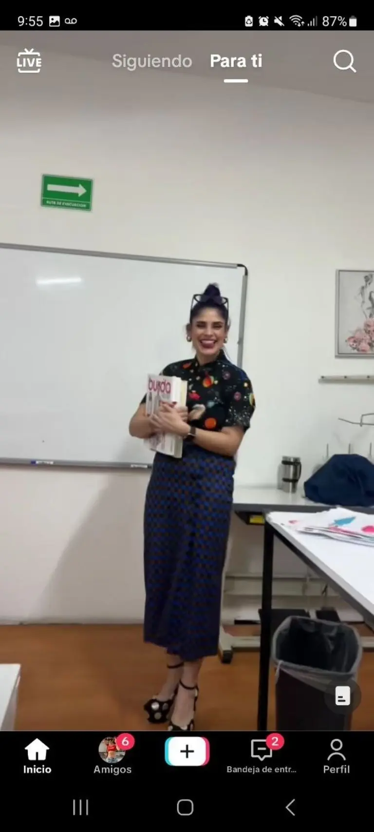 Maestra roba los suspiros con su outfit - Tomada de video