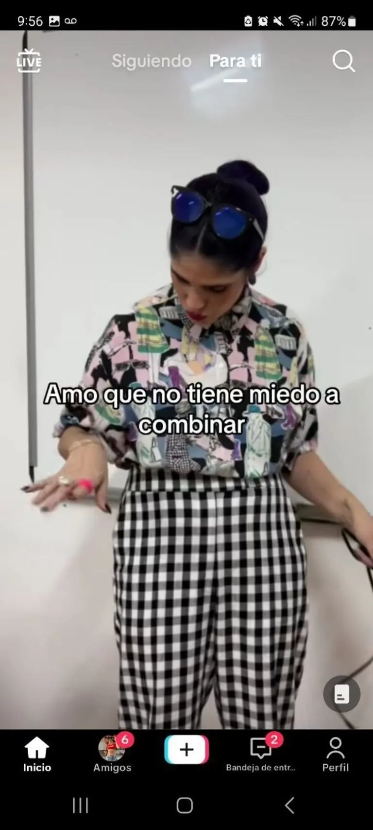 Maestra roba los suspiros con su outfit - Tomada de video