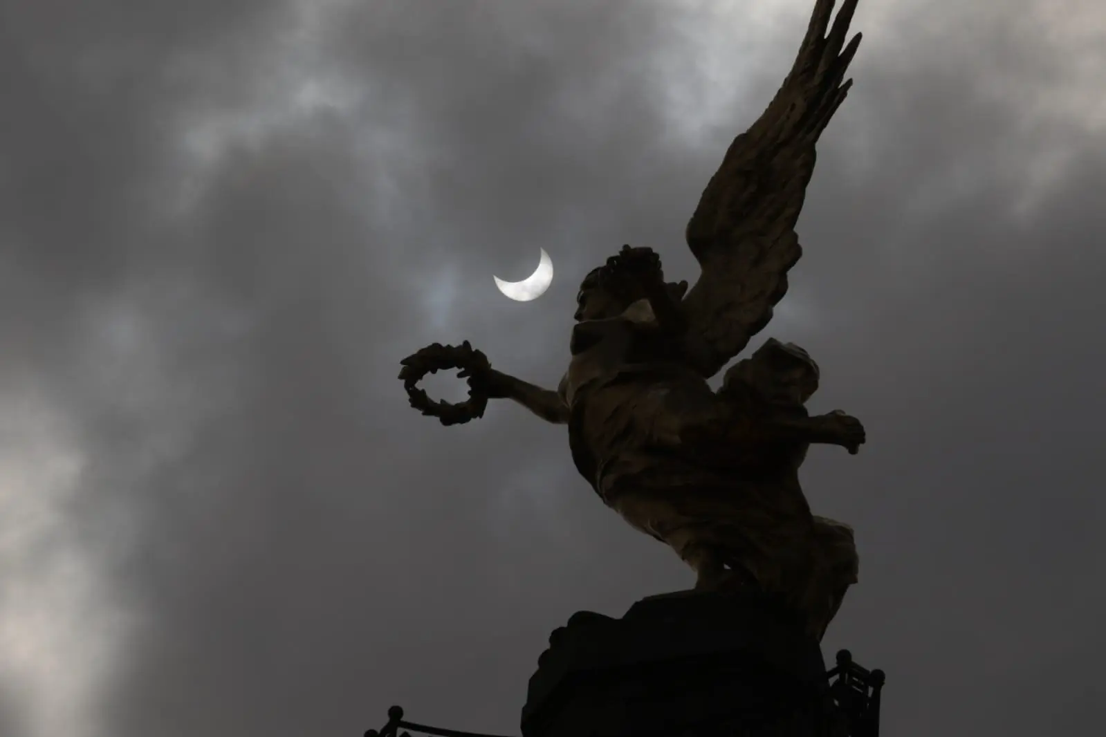 Vista del Eclipse Solar Anular desde el Ángel de la Independencia en la Ciudad de México. 