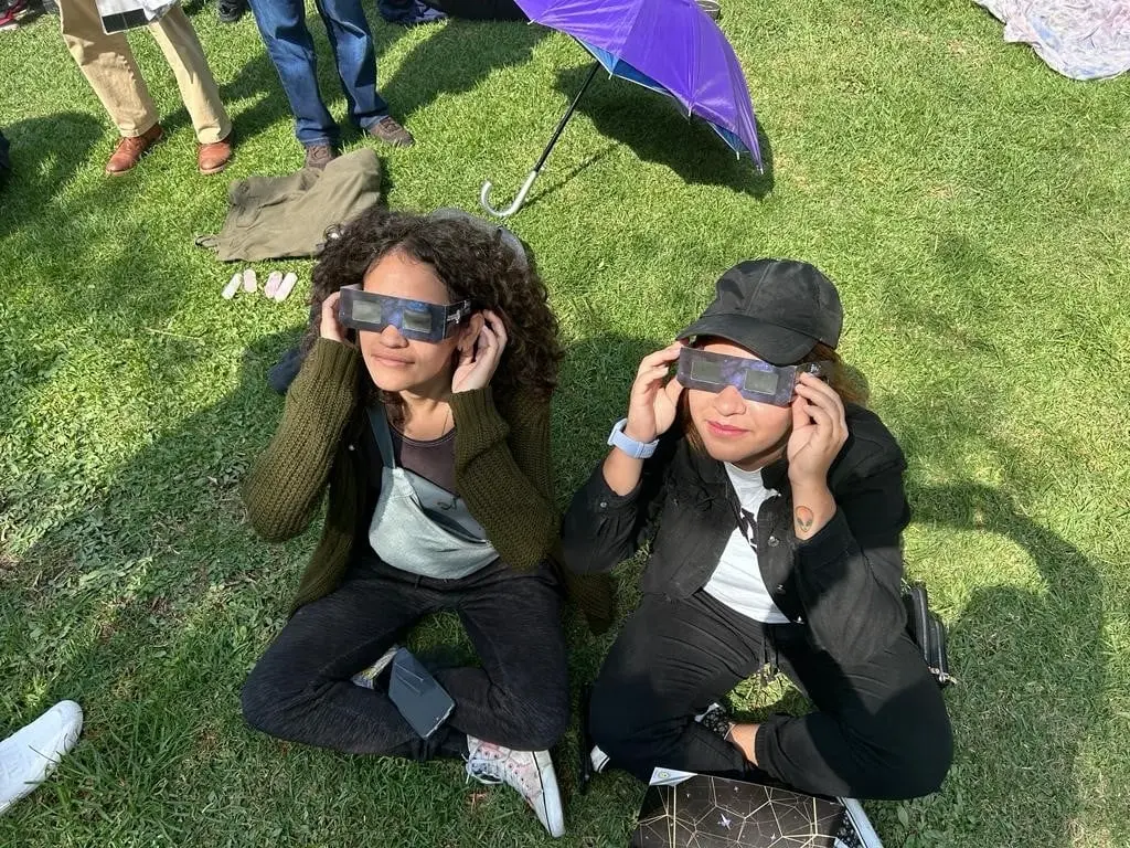 Familias enteras acudieron al Planetario Luis Enrique Errol del IPN para apreciar el fenómeno astronómico.  