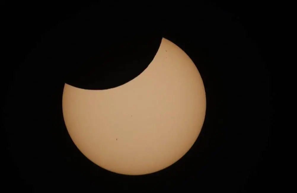 Vista del eclipse solar desde la Ciudad de México. 
