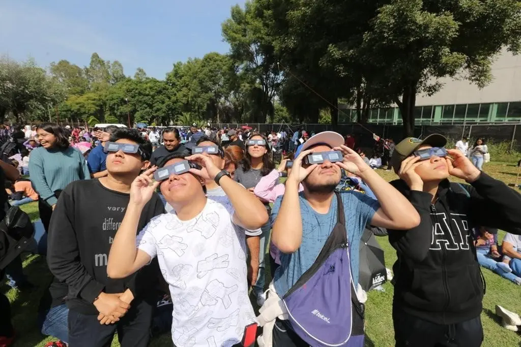 Jóvenes, niños, curiosos y demás se reúnen en Ciudad Universitaria de la UNAM. 