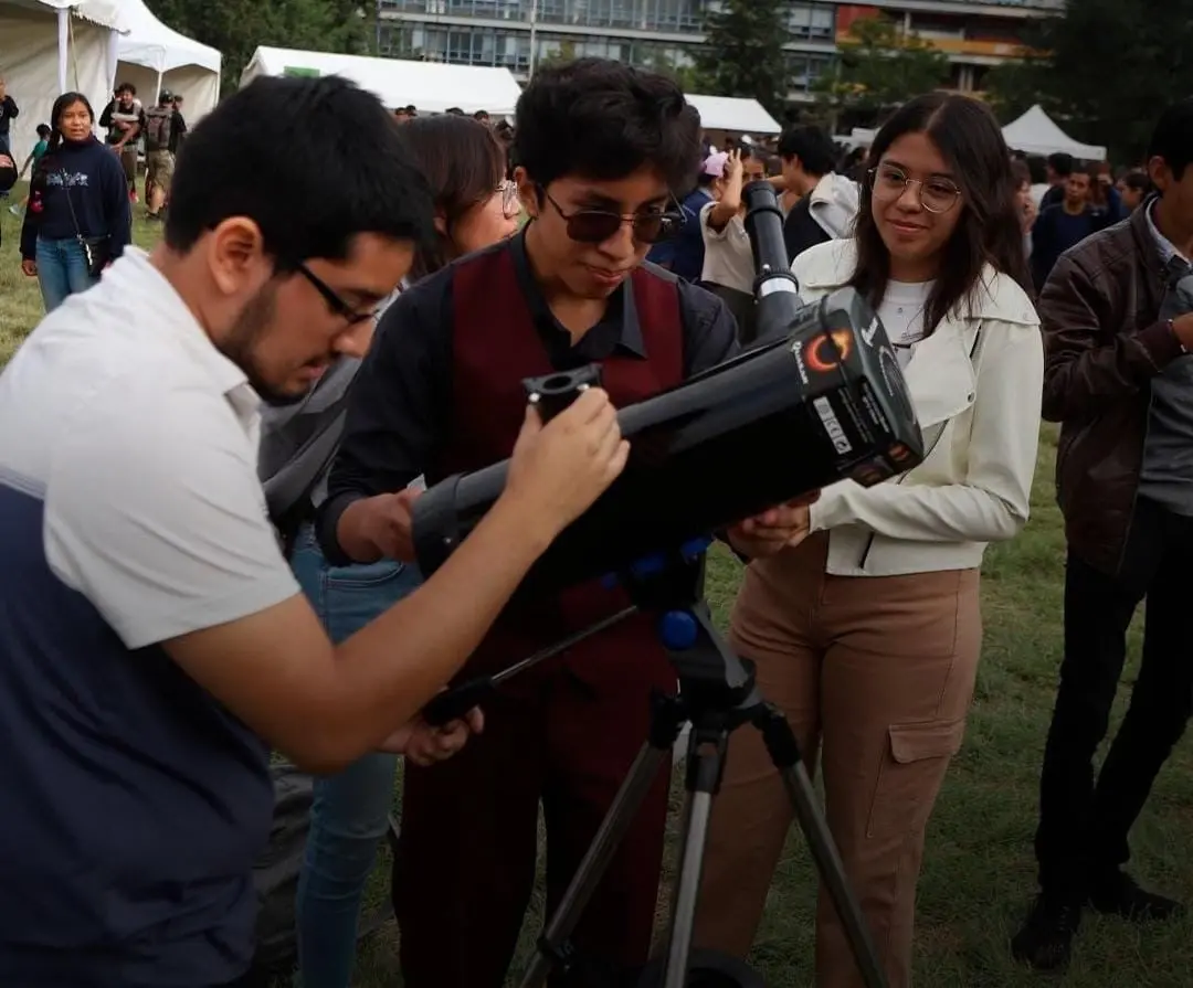 Jóvenes, niños, curiosos y aficionados a la astronomía se reúnen en Ciudad Universitaria de la UNAM