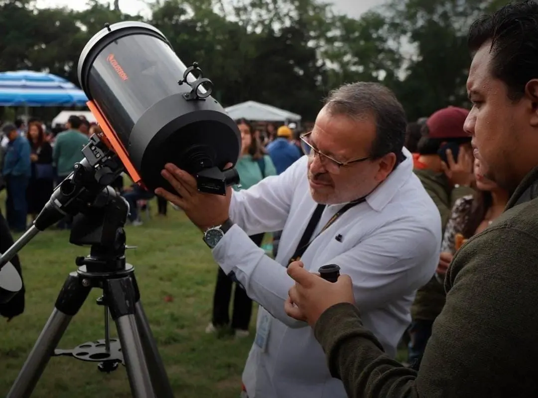 Capitalinos acuden a las islas de Ciudad Universitaria donde se realizan actividades para la observación del eclipse anular de sol.