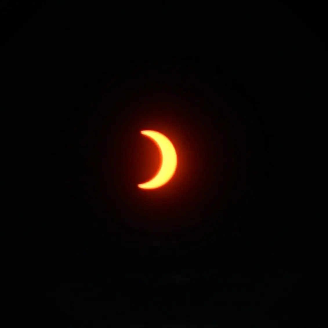Eclipse Solar Anular llega a su punto máximo en la Ciudad de México. Se apreció al 70%. Imágenes tomadas desde el Bosque de Tláhuac. 