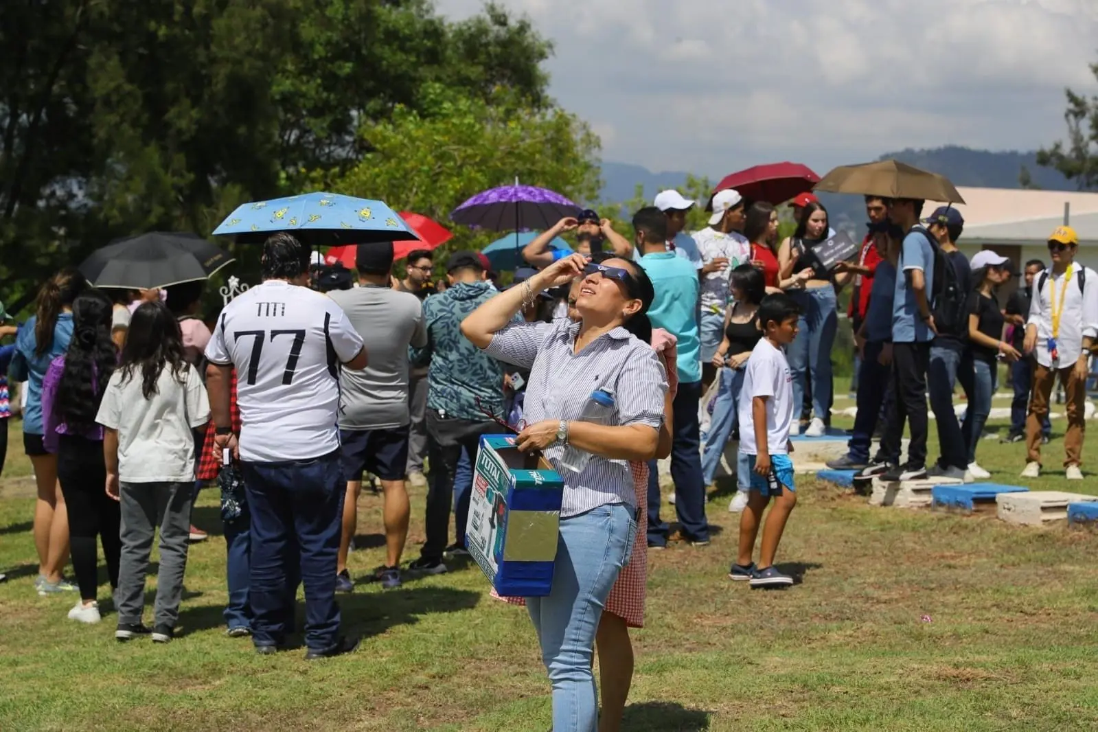 Decenas de personas se dieron cita en el Observatorio Astronómico de la Universidad autónoma de Honduras, en Tegucigalpa, para ver el eclipse anular de sol.