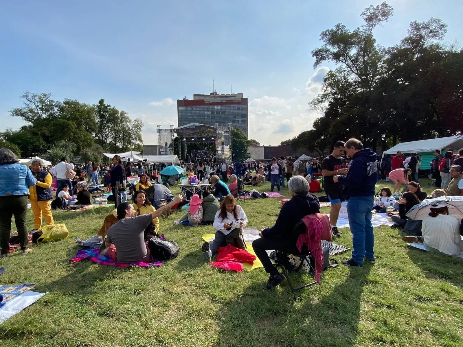 Entre aplausos, capitalinos se despidieron del evento astronómico que será visible dentro de 33 años. 