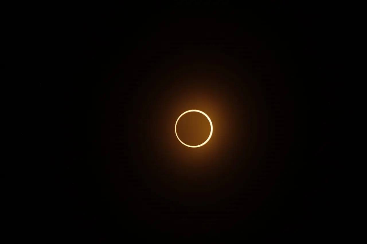 Así se ve el anillo de fuego en el cielo de América, lo que muestra el eclipse solar anular. 