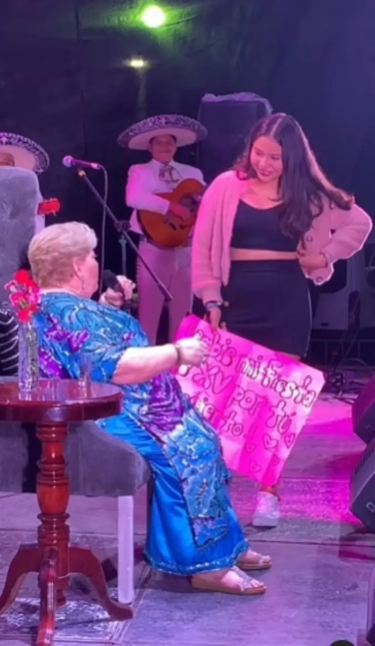 Paquita la del Barrio y joven de XV años - Tomada de video