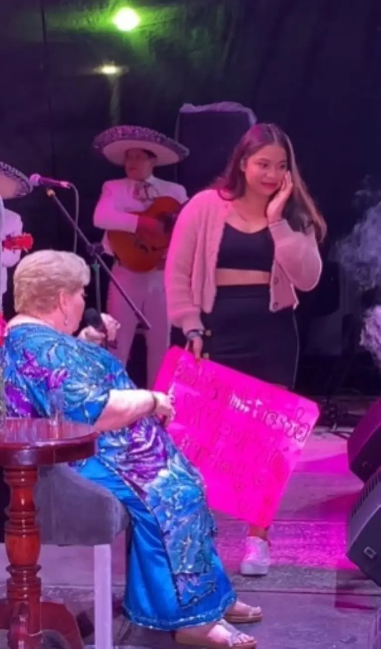 Paquita la del Barrio y joven de XV años - Tomada de video