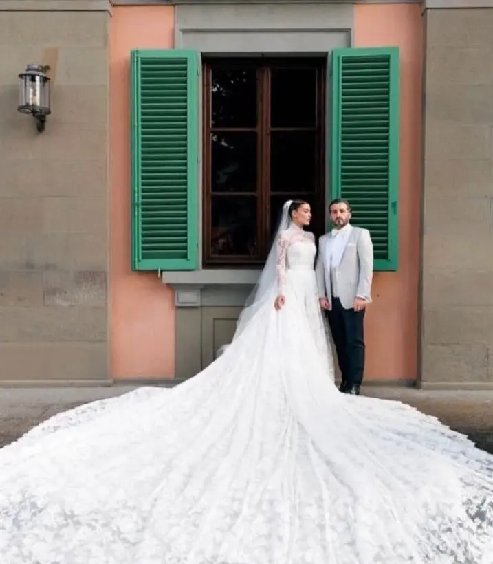 La hija de Luis Miguel se cas&oacute; este 2023 en Italia y tuvo una boda que dur&oacute; 3 d&iacute;as. De acuerdo con el reportero Ercole Roccehetti, la pareja habr&iacute;a gastado 300 mil d&oacute;lares por d&iacute;a.