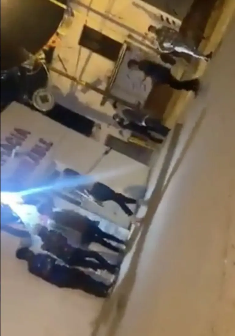 Mujer tesorera de Jalisco dispara en la calle para separar pelea de jóvenes. Foto: Especial