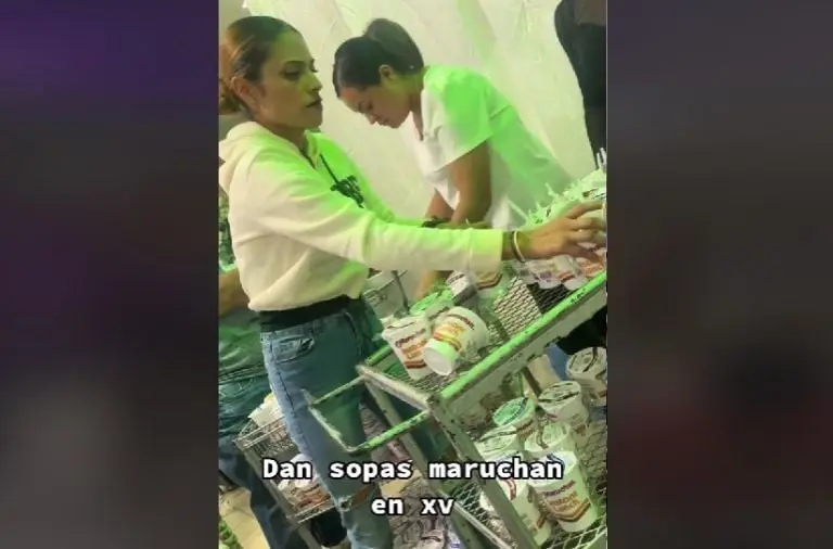 Dan sopas Maruchan en fiesta de XV años (TikTok)