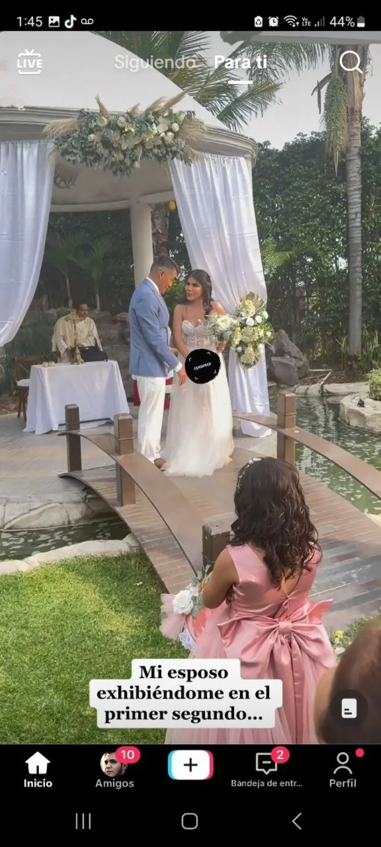 Novia muestra su ropa interior por accidente - Tomada de video