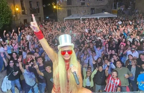 Leticia Sabater, una reconocida cantante española, fue víctima de acoso en una presentación en vivo en el municipio de Blanes, España. 