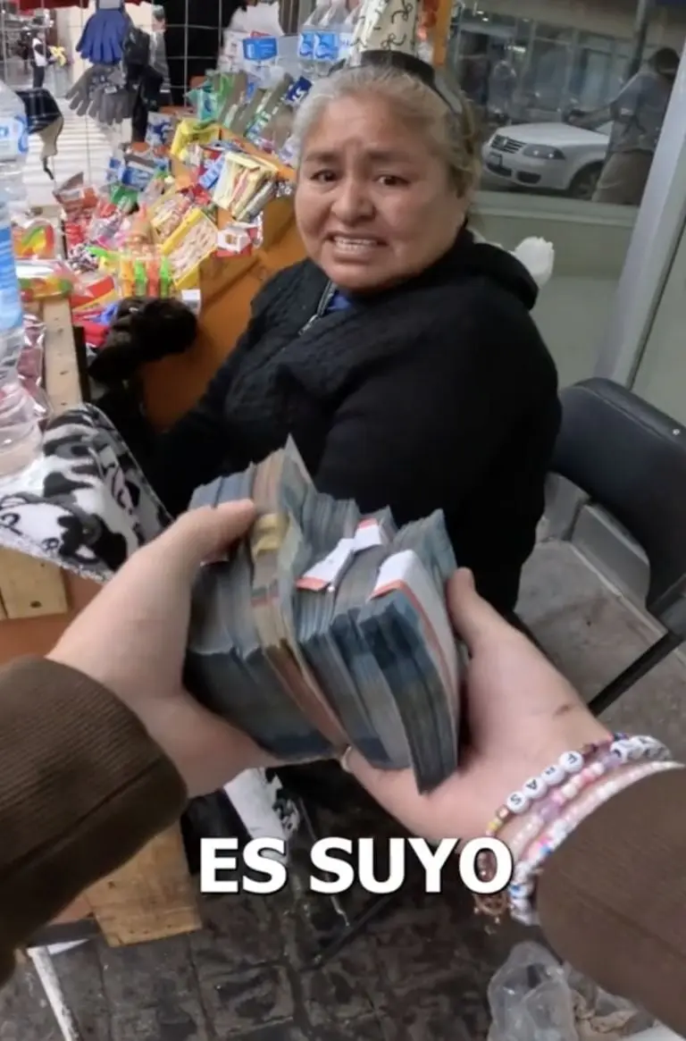 VIDEO: Millonario regala 12 mil pesos a vendedora de la calle y seguidores lo acusan de falso. Especial
