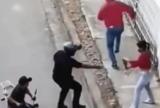 VIDEO: Novio abandona a su pareja en pleno asalto y los ladrones la compadecen